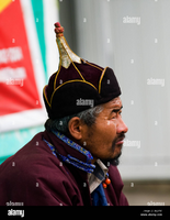 homme-portant-un-chiffon-traditionnel-mongol-et-hat-b6j6ym.jpg