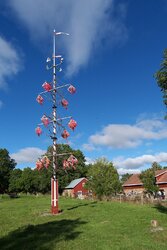 Åländsk_Midsommarstång.jpg