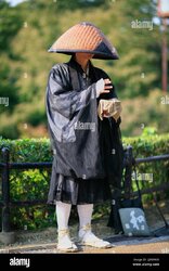 buddhist-monk-chanting-sutras-and-collecting-donations-in-the-kyoto-street-japan-2J0W9KN.jpg