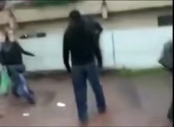 ranska neekeeri lyö tyttöä.mp4